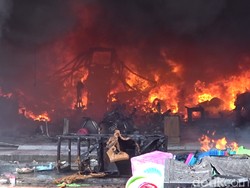 Sudah 2 Jam, Kebakaran 3 Toko di Rembang Belum Padam