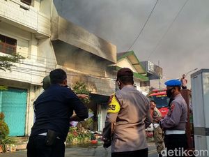 Setelah 5 Jam, Api yang Membakar 3 Toko di Rembang Mulai Jinak Setelah 5 Jam, Api yang Membakar 3 Toko di Rembang Mulai Jinak