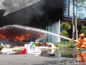 3 Toko Perabot di Rembang Dilalap Si Jago Merah