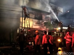 11 Jam Berlalu, Damkar Masih Berjibaku Padamkan Kebakaran Toko di Rembang