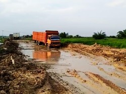 Jalan di Desa Sontang Riau Ini Rusak, Hanya Truk Besar yang Bisa Lewat