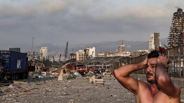 LEBANON-BLAST EDITORS NOTE: Graphic content / A helicopter puts out a fire at the scene of an explosion at the port of Lebanons capital Beirut on August 4, 2020. (Photo by STR / AFP)