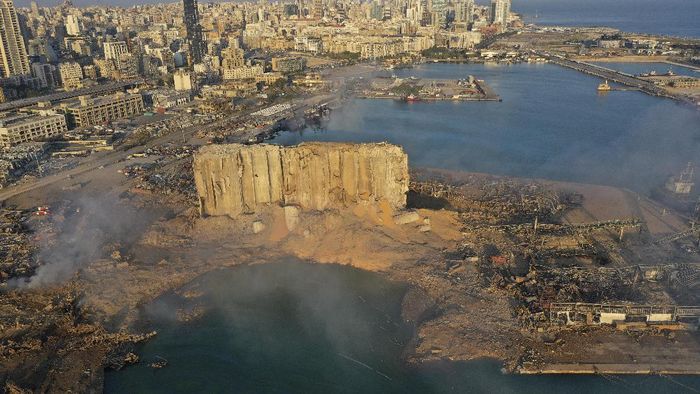 Lokasi Ledakan Lebanon Dilihat dari Atas A drone picture shows smoke from the scene of an explosion at the seaport of Beirut, Lebanon, Wednesday, Aug. 5, 2020. A massive explosion rocked Beirut on Tuesday, flattening much of the citys port, damaging buildings across the capital and sending a giant mushroom cloud into the sky. (AP Photo/Hussein Malla)