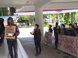 Mahasiswa Unair Geruduk Gedung Rektorat Tuntut UKT Turun 50 Persen