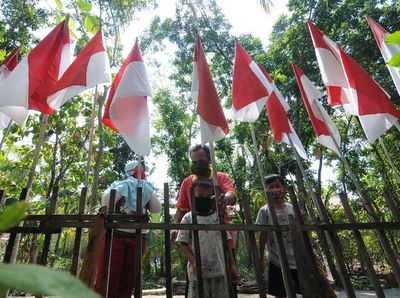 Warga Klaten Ini Pasang 75 Bendera Merah Putih di Rumahnya