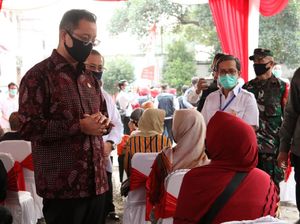 Mensos Salurkan BST Gelombang Dua di Bandung