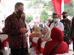 Mensos Salurkan BST Gelombang Dua di Bandung