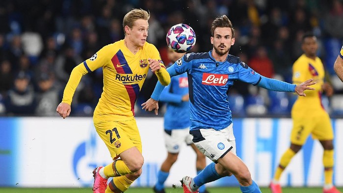 NAPLES, ITALY - FEBRUARY 25: Frenkie de Jong of FC Barcelona vies with Fabian Ruiz of SSC Napoli during the UEFA Champions League round of 16 first leg match between SSC Napoli and FC Barcelona at Stadio San Paolo on February 25, 2020 in Naples, Italy. (Photo by Francesco Pecoraro/Getty Images)
