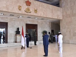 Panglima TNI Sematkan Tanda Kehormatan kepada KSAL dan KSAU