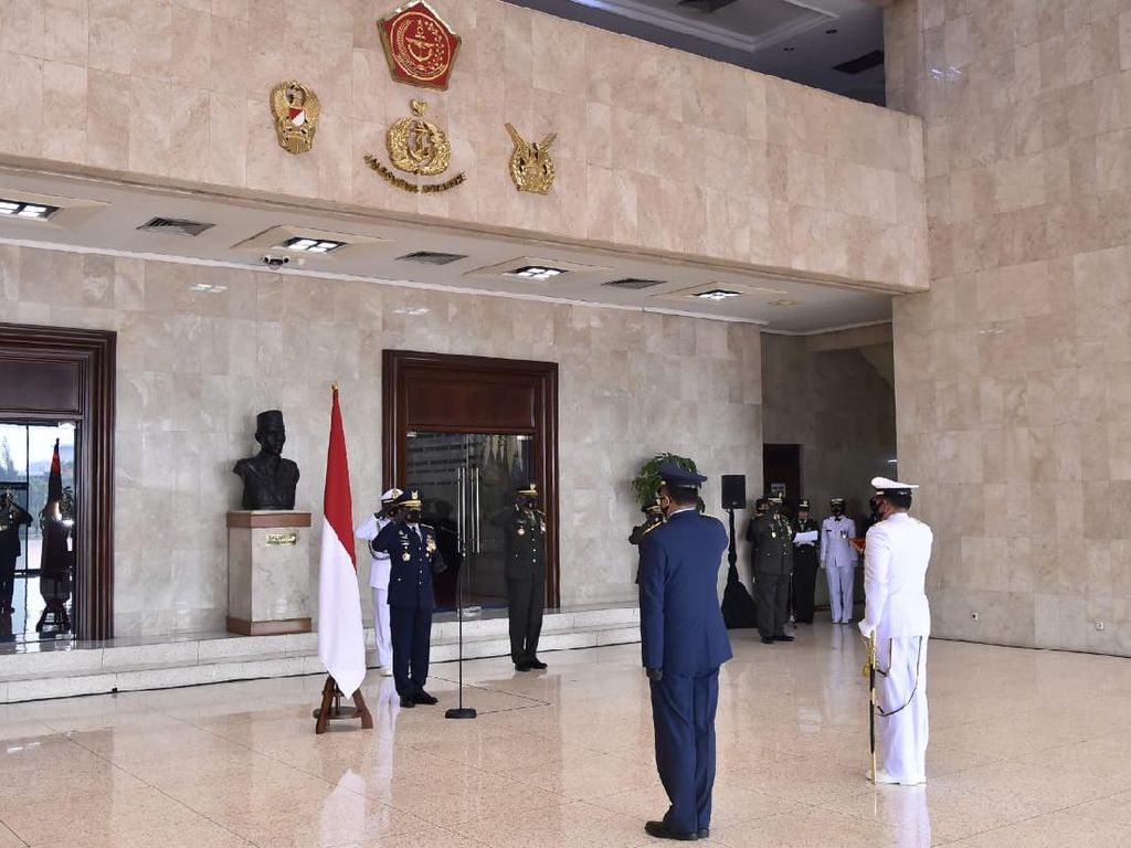 Panglima TNI Sematkan Tanda Kehormatan kepada KSAL dan KSAU Panglima TNI Sematkan Tanda Kehormatan kepada KSAL dan KSAU