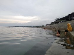 Palu Punya Pantai Unik Berarus Tenang