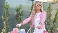 Kring-kring! Paris Hilton Gowes dengan Sepeda Pink