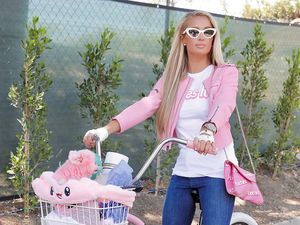 Kring-kring! Paris Hilton Gowes dengan Sepeda Pink Kring-kring! Paris Hilton Gowes dengan Sepeda Pink