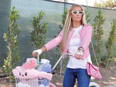 Kring-kring! Paris Hilton Gowes dengan Sepeda Pink