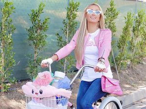Serba Pink! Gaya Gowes Paris Hilton
