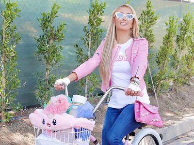 Serba Pink! Gaya Gowes Paris Hilton