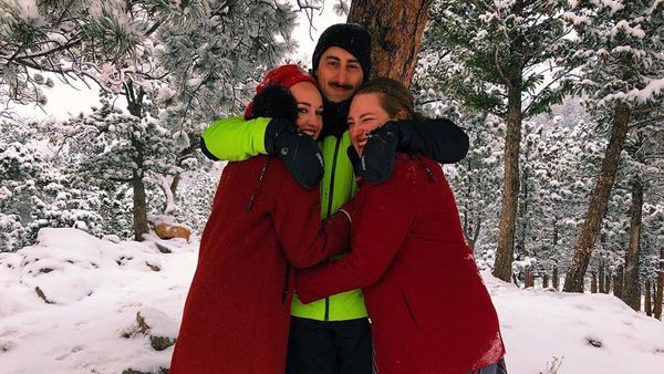 Foto: Pria Hidup Akur Dengan 2 Wanita, Hubungan Poliamorinya Jadi Kontroversi