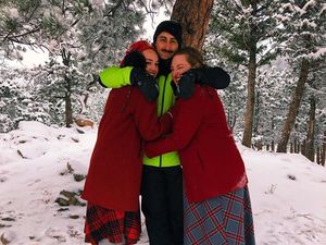 Foto: Pria Hidup Akur Dengan 2 Wanita, Hubungan Poliamorinya Jadi Kontroversi