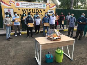 Pasien Sembuh di RS Darurat Jatim Indrapura Gelar Tumpengan Pasien Sembuh di RS Darurat Jatim Indrapura Gelar Tumpengan