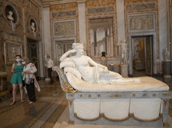 Hiks.. Pengunjung Rusak Patung Abad ke-19 Gegara Ingin Selfie