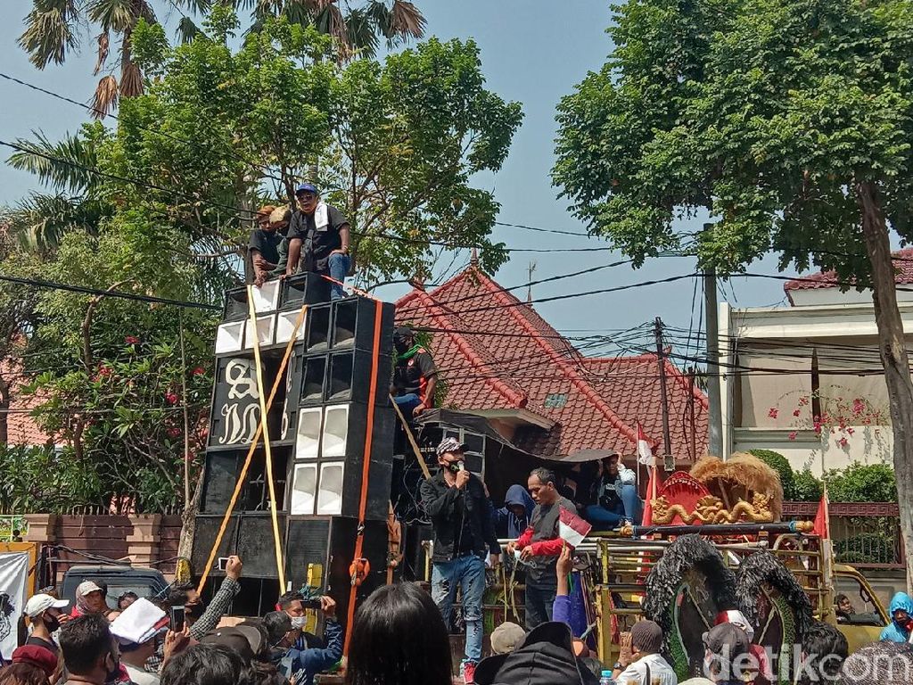 Tidak Ditemui Risma, Massa Pekerja Seni Surabaya Kecewa