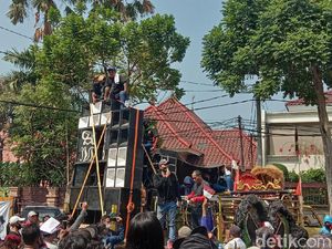Tidak Ditemui Risma, Massa Pekerja Seni Surabaya Kecewa Tidak Ditemui Risma, Massa Pekerja Seni Surabaya Kecewa