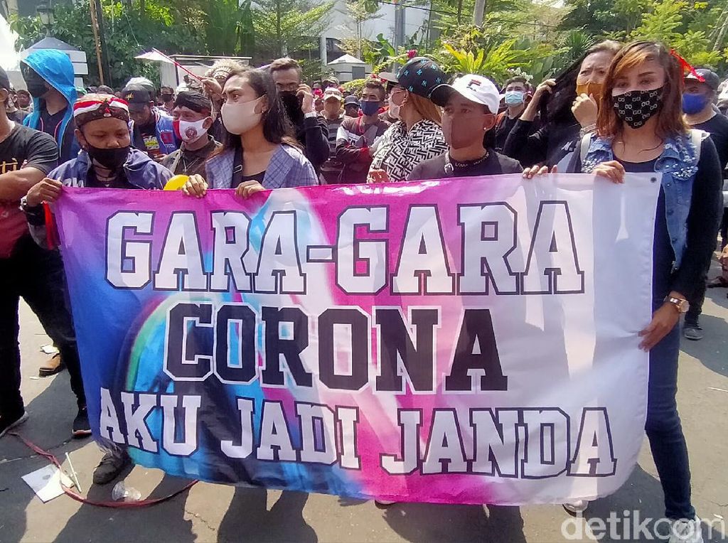 Pekerja Seni Surabaya Kembali Luruk Balai Kota, Ratusan Polisi Disiagakan Pekerja Seni Surabaya Kembali Luruk Balai Kota, Ratusan Polisi Disiagakan