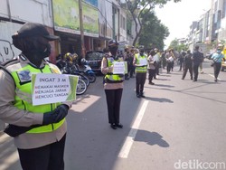 Warga Kembang Jepun Surabaya Dapat Masker dan Diajak Patuh Protokol Kesehatan