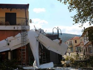 Pesawat Tabrak Kedai Kopi di Yunani, Pilotnya Baru Umur 19 Tahun