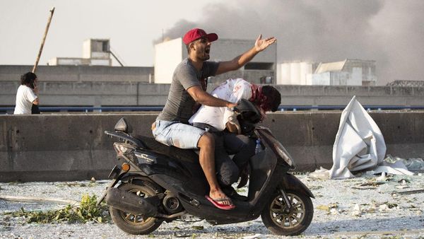 Potret Korban Ledakan Lebanon Dievakuasi dengan Sepeda Motor