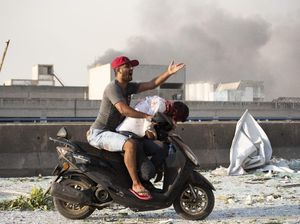 Potret Korban Ledakan Lebanon Dievakuasi dengan Sepeda Motor