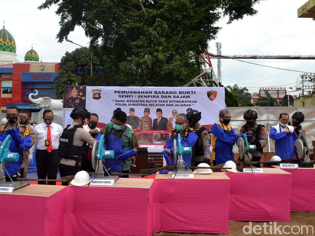 Ratusan Senjata Api Rakitan Dimusnahkan di Palembang Ratusan Senjata Api Rakitan Dimusnahkan di Palembang