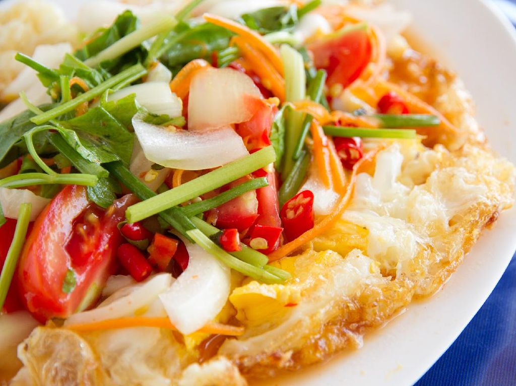 Resep Salad Telur Goreng ala Thai yang Segar Buat Sarapan