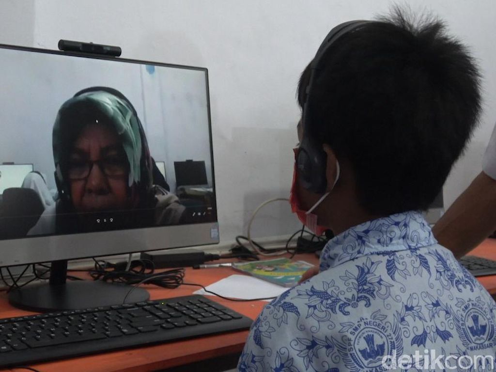 Kisah Anak Buruh di Makassar Tak Punya Gawai untuk Belajar Daring Kisah Anak Buruh di Makassar Tak Punya Gawai untuk Belajar Daring