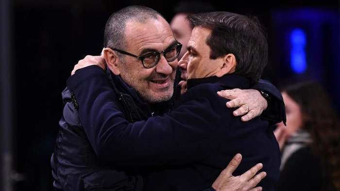 Juventus Italian coach Maurizio Sarri (L) embraces Lyons French head coach Rudi Garcia during the UEFA Champions League round of 16 first-leg football match between Lyon and Juventus at the Parc Olympique Lyonnais stadium in Decines-Charpieu, central-eastern France, on February 26, 2020. (Photo by FRANCK FIFE / AFP)