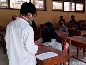 Siswa Sekolah Tatap Muka Sembunyi-sembunyi di Brebes Dilarang Berseragam