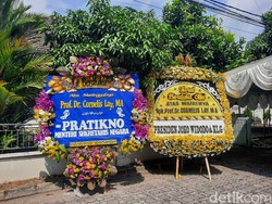 Guru Besar UGM Cornelis Lay Wafat, Jokowi Kirim Karangan Bunga