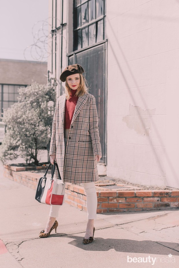 Tampil seperti Parisian dengan aksen checkered di OOTD merah putih/sumber: https://www.pinterest.com/pin/202802789452397630/ Tampil layaknya Parisian girl dengan memadukan atasan merah dan celana putih dengan outer jaket atau coat dengan aksen checkered.