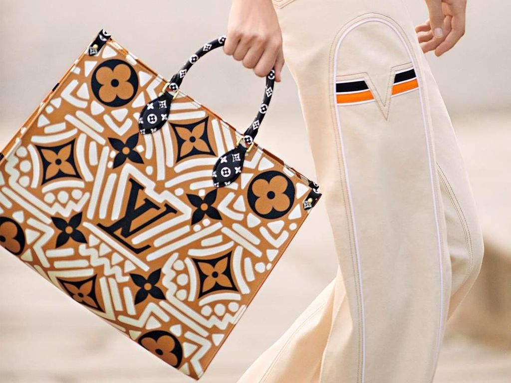 Nuansa Batik di Koleksi Terbaru Dior dan LV, Terinspirasi Budaya Indonesia?