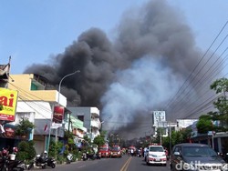 Video Kebakaran Hebat Landa 3 Toko di Rembang