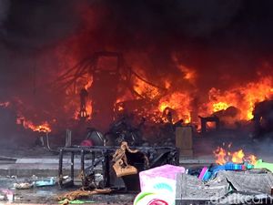 Penampakan Kobaran Api yang Lalap Toko Perabot di Rembang
