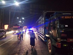 Truk Alami Pecah Ban di Km 21 Tol Pluit, Lalin Macet