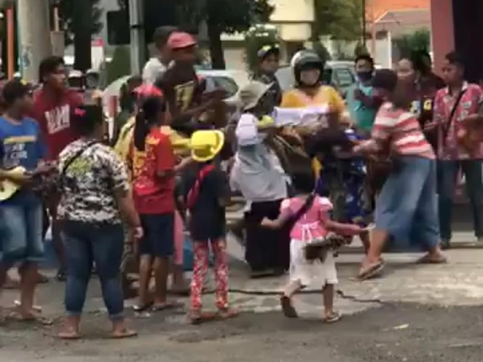 Video perkelahian emak-emak pengamen di simpang 4 Sekarsari, Kota Mojokerto viral di media sosial. Usai pertengkaran tersebut, 13 pengamen digaruk Satpol PP.