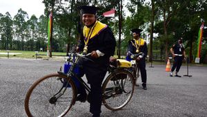 Wisudawan Ini Naik Onthel Saat Hadiri Wisuda Drive Thru