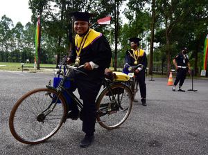 Wisudawan Ini Naik Onthel Saat Hadiri Wisuda Drive Thru Wisudawan Ini Naik Onthel Saat Hadiri Wisuda Drive Thru