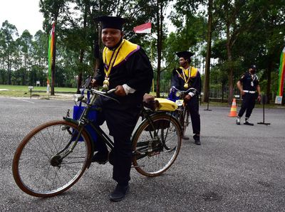 Wisudawan Ini Naik Onthel Saat Hadiri Wisuda Drive Thru