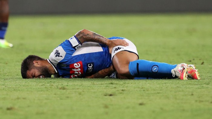 NAPLES, ITALY - AUGUST 01: Lorenzo Insigne of SSC Napoli lies injured during the Serie A match between SSC Napoli and SS Lazio at Stadio San Paolo on August 01, 2020 in Naples, Italy. (Photo by Francesco Pecoraro/Getty Images)