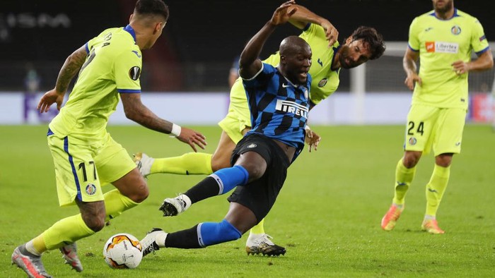 GELSENKIRCHEN, GERMANY - AUGUST 05: Romelu Lukaku of Inter Milan is tackled by Xabier Etxeita of Getafe during the UEFA Europa League round of 16 single-leg match between FC Internazionale and Getafe CF at Arena AufSchalke on August 05, 2020 in Gelsenkirchen, Germany.  (Photo by Lars Baron/Getty Images)