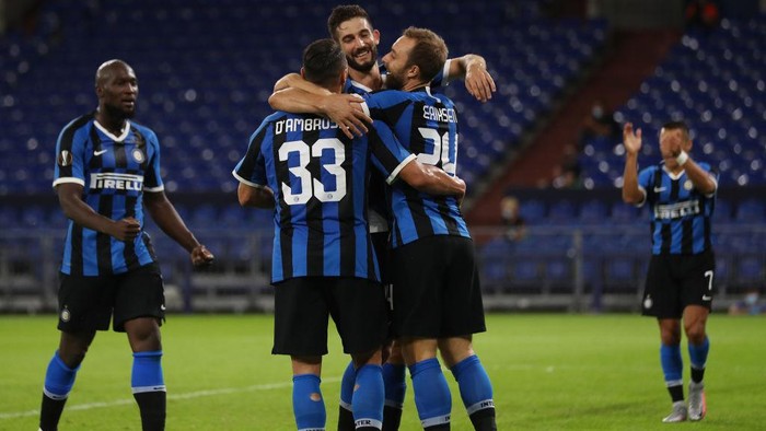 GELSENKIRCHEN, GERMANY - AUGUST 05: Christian Eriksen of Inter Milan celebrates after scoring his sides second goal with team mates during the UEFA Europa League round of 16 single-leg match between FC Internazionale and Getafe CF at Arena AufSchalke on August 05, 2020 in Gelsenkirchen, Germany.  (Photo by Lars Baron/Getty Images)