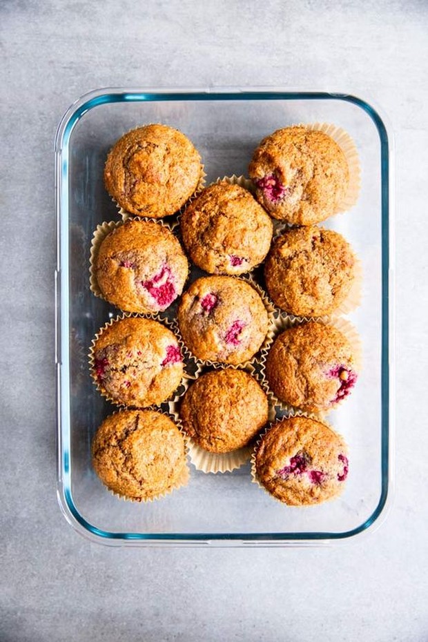 Mempunyai rasa yang tidak terlalu manis, namun ada rasa asam dari yogurt dan raspberry.